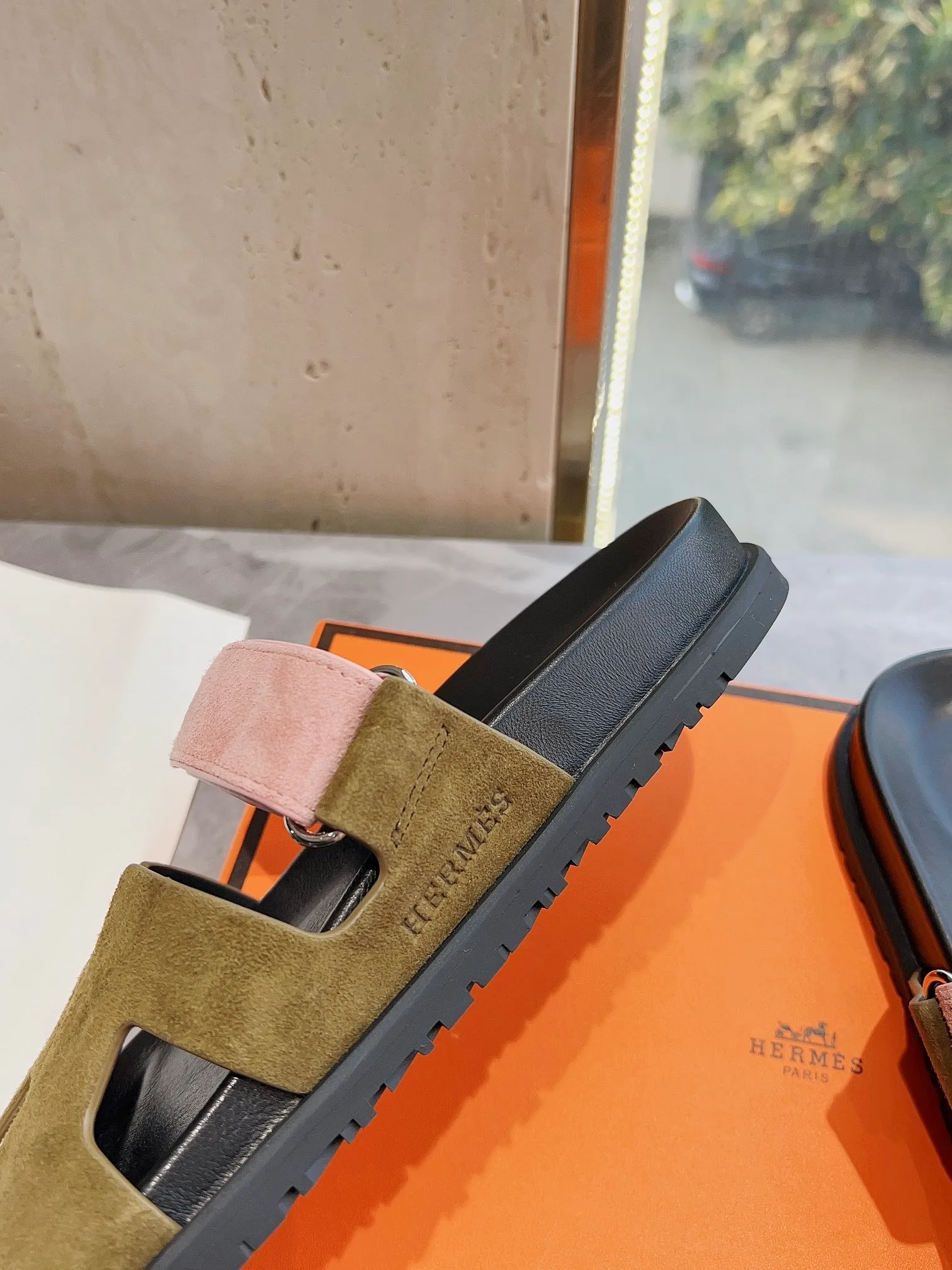 👟👟Ex-factory price 440👟👟 Men's size +10 H family 2024 spring and summer new style HERMES Hermes' recently popular couple's shoes, pig nose angle sandals and slippers, paired with various colorful socks, extremely trendy. Upper lining: imported original material. Outsole: non-slip and wear-resistant outsole. Size: Female 35-42 (40/42 non-returnable and non-exchangeable) Men’s size: 39-45 (45 is non-refundable and non-exchangeable)